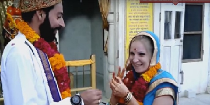 इजराइल से भारत आकर इस कपल ने मंदिर में रचाई शादी