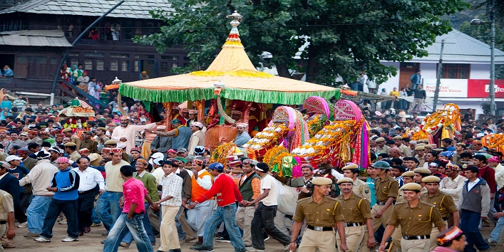 दशहरा पर्व पर हिन्दू-मुस्लिम लोगों ने साथ में खींचा भगवान राम का रथ