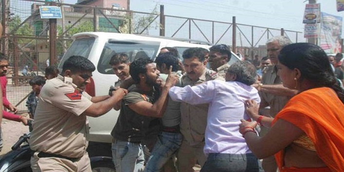 People beats a policemen considering him a thief