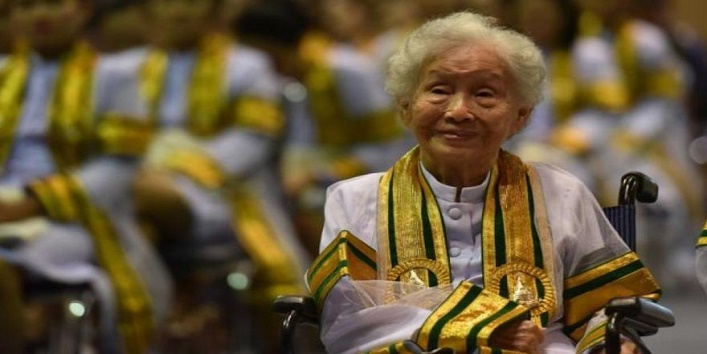 91 वर्षीय इस महिला ने अब पूरी की अपनी ग्रेजुएशन की पढ़ाई, लोगों ने दिए बधाई संदेश