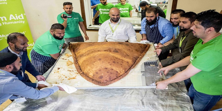 a samosa weighs 153 kilos made at the london mosque and sets a Guinness book of world record cover